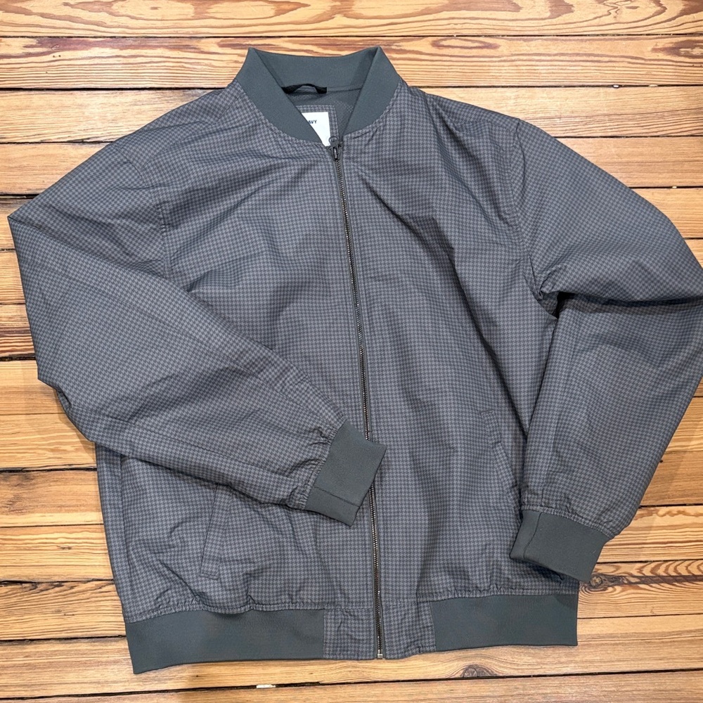 Gray houndstooth windbreaker